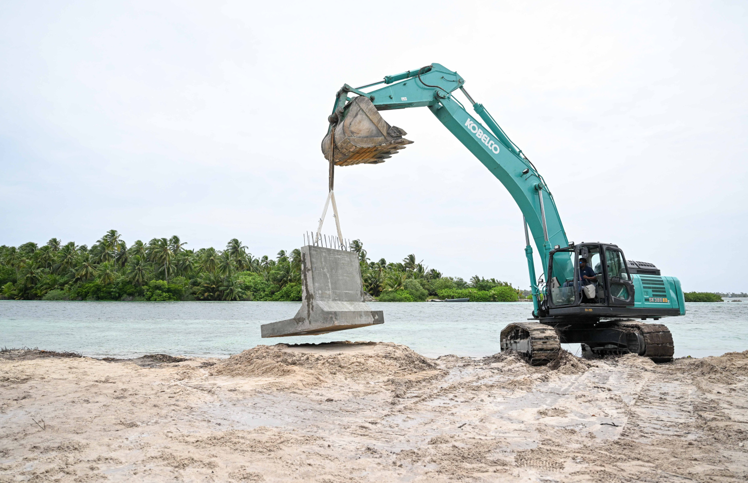 ލ. ހިތަދޫ އާއި ކުނަހަންދޫއާ ދެމެދު އަޅާ ކޯޒްވޭ މަޝްރޫއުގެ އަމަލީ މަސައްކަތް ފަށަނީ --- ފޮޓޯ/ރައީސް އޮފީސް