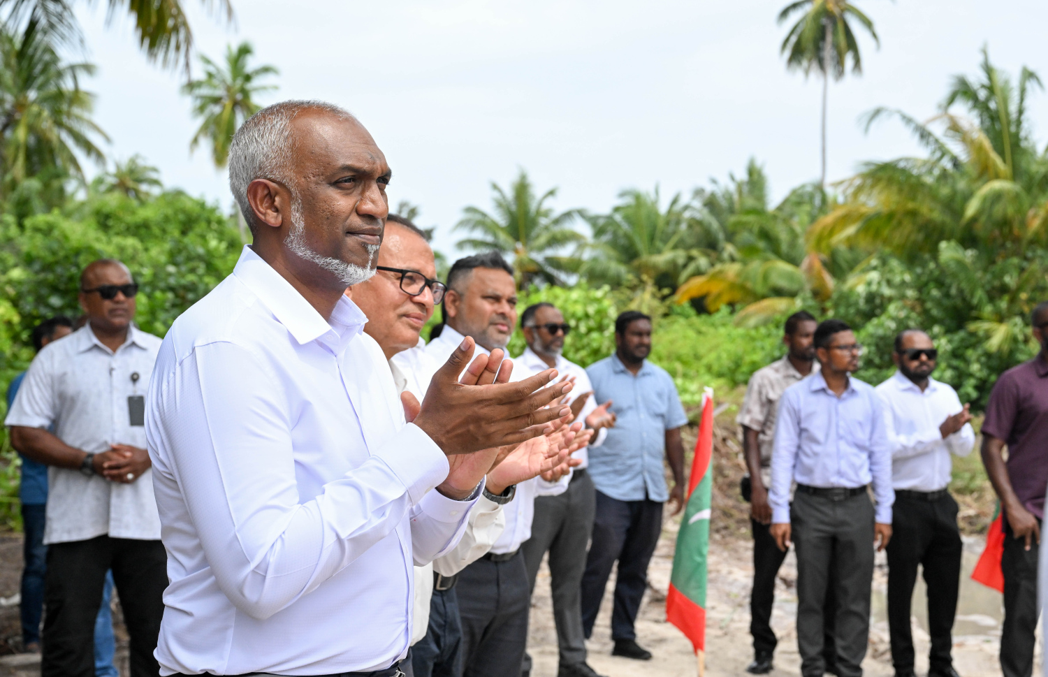 ލ. ހިތަދޫ އާއި ކުނަހަންދޫއާ ދެމެދު އަޅާ ކޯޒްވޭ މަޝްރޫއުގެ އަމަލީ މަސައްކަތް ފެށުމަށް ބޭއްވި ރަސްމިއްޔާތުގައި ރައީސް މުއިއްޒު ބައިވެރިވެވަޑައިގަންނަވަނީ --- ފޮޓޯ/ރައީސް އޮފީސް