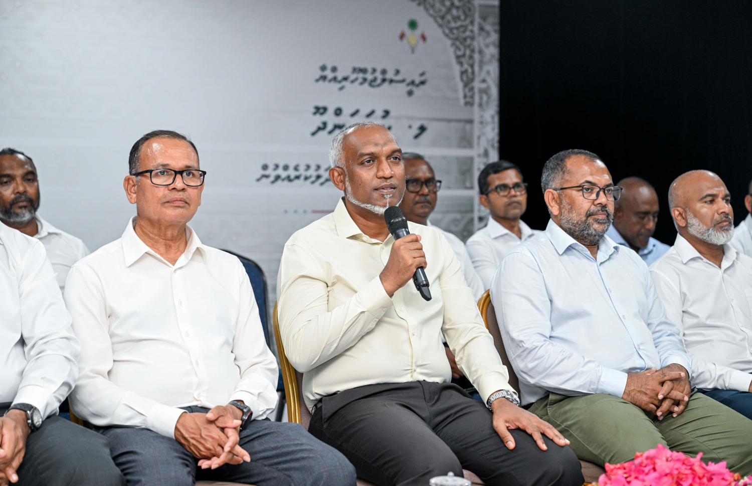 ލ. ކުނަހަންދޫ ރައްޔިތުންނާ ބައްދަލުކުރުމަށް ބޭއްވި ޖަލްސާގައި ރައީސް ވާހަކަފުޅު ދައްކަވަނީ --- ފޮޓޯ/ރައީސް އޮފީސް