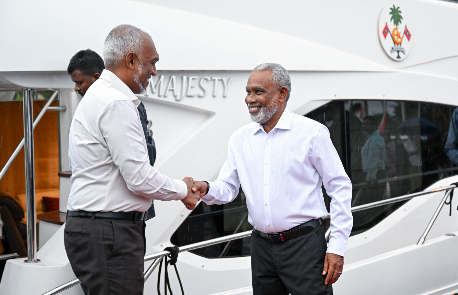 ރައީސް މުއިއްޒު ލ. އަތޮޅަށް ކުރައްވަމުން ގެންދަވާ ދަތުރުފުޅުގެ ތެރެއިން އެ އަތޮޅު ފޮނަދުއަށް ވަޑައިގަތުމުން ރައްޔިތުންގެ މަޖިލީހުގެ ރައީސް އަބްދުއްރަހީމް އަބްދުﷲ ރައީސަށް މަރުހަބާ ދަންނަވަނީ --- ފޮޓޯ/ރައީސް އޮފީސް