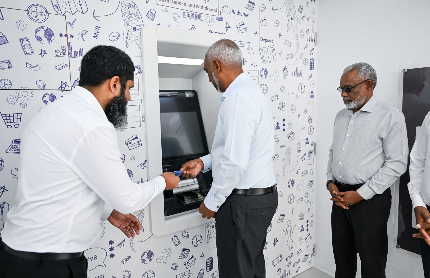 ލ. ފޮނަދޫގައި މޯލްޑިވްސް އިސްލާމިކް ބޭންކްގެ އޭޓީއެމްއެއް ރައީސް މުއިއްޒު ހުޅުއްވައި ދެއްވަނީ --- ފޮޓޯ/ރައީސް އޮފީސް