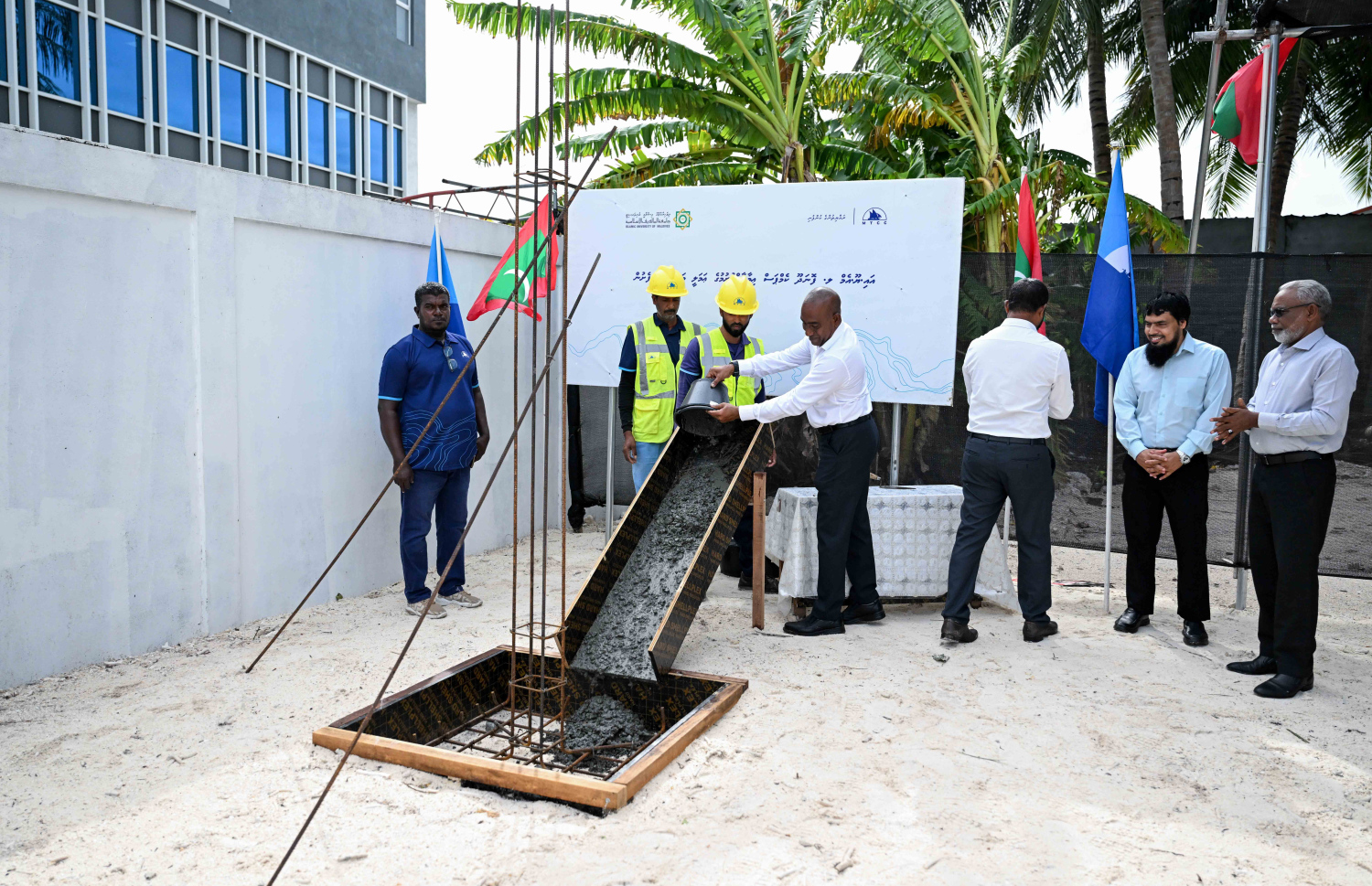 ލ. ފޮނަދޫގައި ގާއިމްކުރާ އިސްލާމިކް ޔުނިވާސިޓީގެ ކެމްޕަހުގެ ބިންގާ އަޅަނީ --- ފޮޓޯ/ރައީސް އޮފީސް