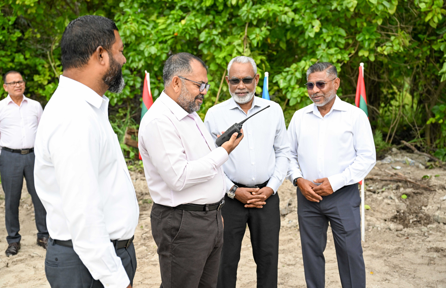 ލ. ފޮނަދޫގެ ބިން ހިއްކުމާއި ގޮނޑުދޮށް ހިމާޔަތް ކުރުމާއި ކައްދޫ އެއާޕޯޓު ތަރައްޤީ ކުރުމުގެ މަޝްރޫއު ފިނޭންސް މިނިސްޓަރު މޫސާ ޒަމީރު ފައްޓަވައި ދެއްވަނީ --- ފޮޓޯ/ރައީސް އޮފީސް