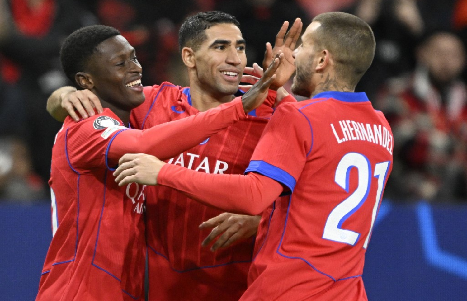 ލެވަކޫސަން ކޮޅަށް ގޯލް ޖެހުމަށް ފަހު ޕީއެސްޖީގެ ކުޅުންތެރިން އުފާފާޅުކުރަނީ: ތާވަލުގެ އެއް ވަނައިގައި އޮތީ އެ ޓީމު. -- ފޮޓޯ: އޭއެފްޕީ