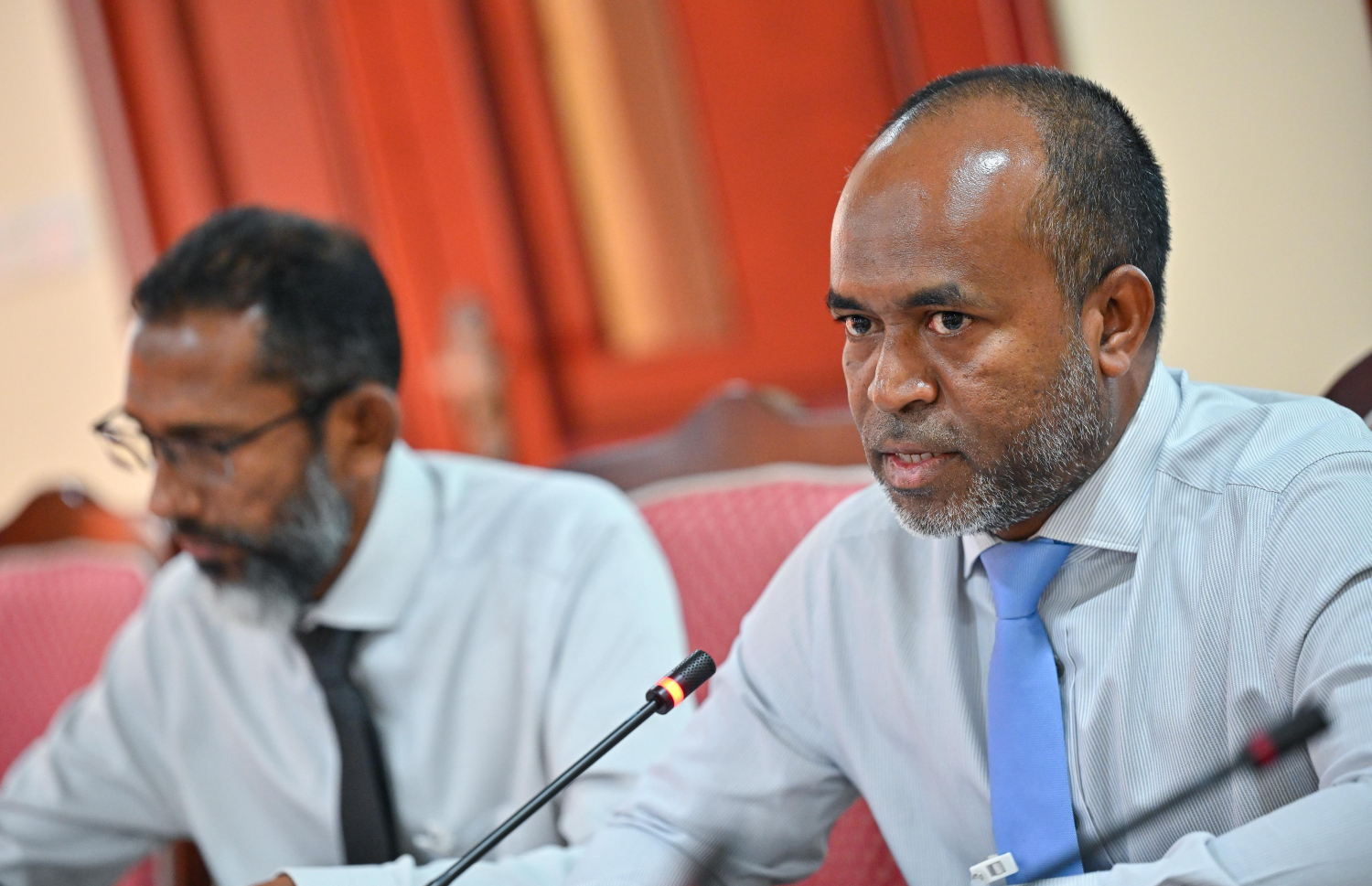 އޮޑިޓަ ޖެނެރަލްގެ އޮފީހުގެ އޮޑިޓަރުން ރައްޔިތުންގެ މަޖިލިހުގެ މާލިއްޔަތު ކޮމިޓީގެ މިއަދުގެ ބައްދަލުވުމުގައި ފެނަކައިގެ އޮޑިޓާ ގުޅޭ ގޮތުން މައުލޫމާތު ހިއްސާ ކުރައްވަނީ.---ފޮޓޯ: ފަޔާޒު މޫސާ| މިހާރު