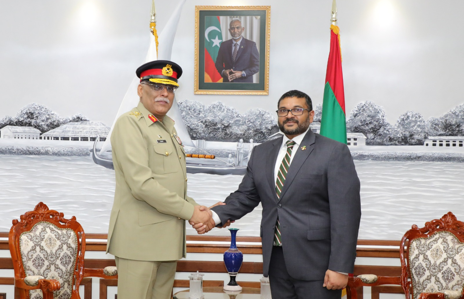 ޕާކިސްތާނުގެ ޑިފެންސް ޗީފް ޖެނެރަލް ސާހިރު ޝަމްޝާދު ޑިފެންސް މިނިސްޓަރު ޣައްސާން މައުމޫނާ ބައްދަލުކުރައްވަނީ. ފޮޓޯ: ޑިފެންސް މިނިސްޓްރީ