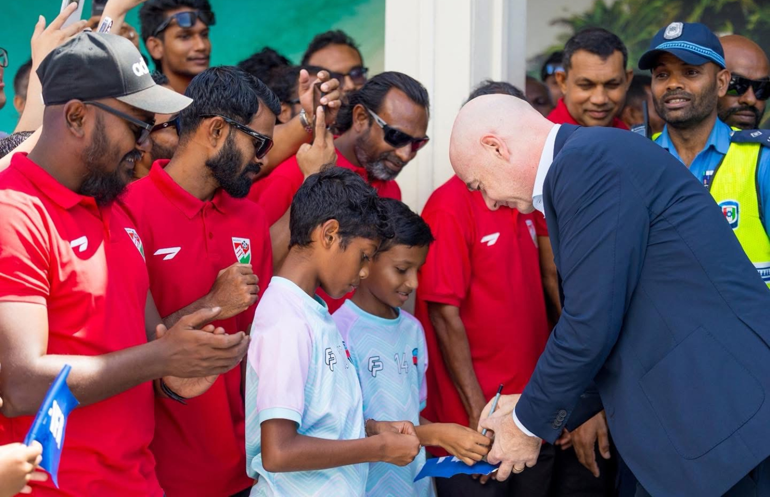 އިންފަންޓީނޯ އޮޓޯގްރާފް ސޮއިކުރައްވަނީ. -- ފޮޓޯ: އެފްއޭއެމް