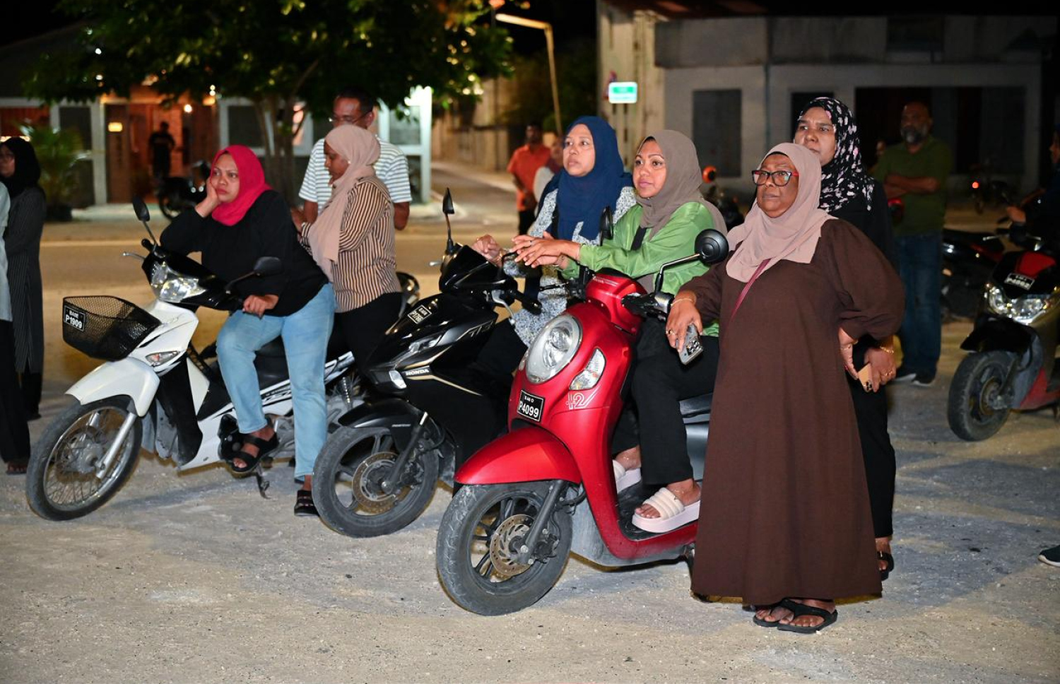 ފޭދޫގައި ވަކި ކައުންސިލެއް އުފެއްދުމަށް ބޭއްވި ކެމްޕެއިނު ހަރަކާތުގައި ބަޔަކު ބައިވެރިވަނީ.-- ފޮޓޯ: ނިޝާން އަލީ | މިހާރު