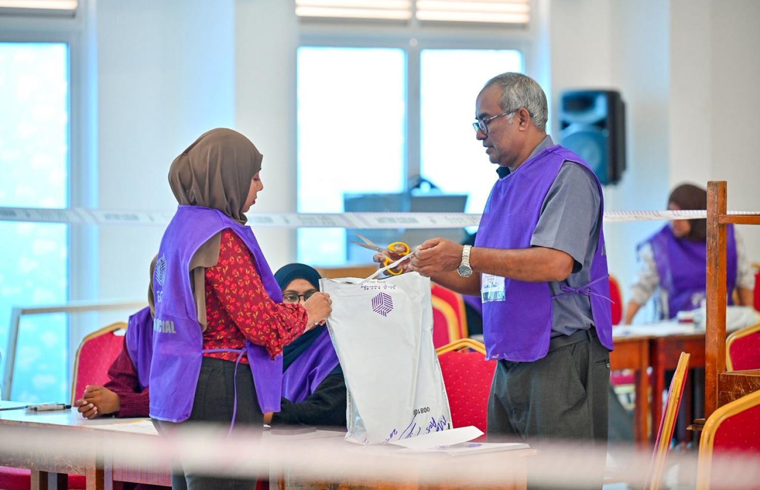 ފޭދޫ ސްކޫލްގައި ގާއިމް ކޮށްފައިވާ ވޯޓުލާ މަރުކަޒުގައި އިލެކްޝަންސް ކޮމިޝަންގެ އޮފިޝަލުން މިއަދު ހަރަކާތްރިވަނީ.---ފޮޓޯ: ނިޝާން އަލީ| މިހާރު