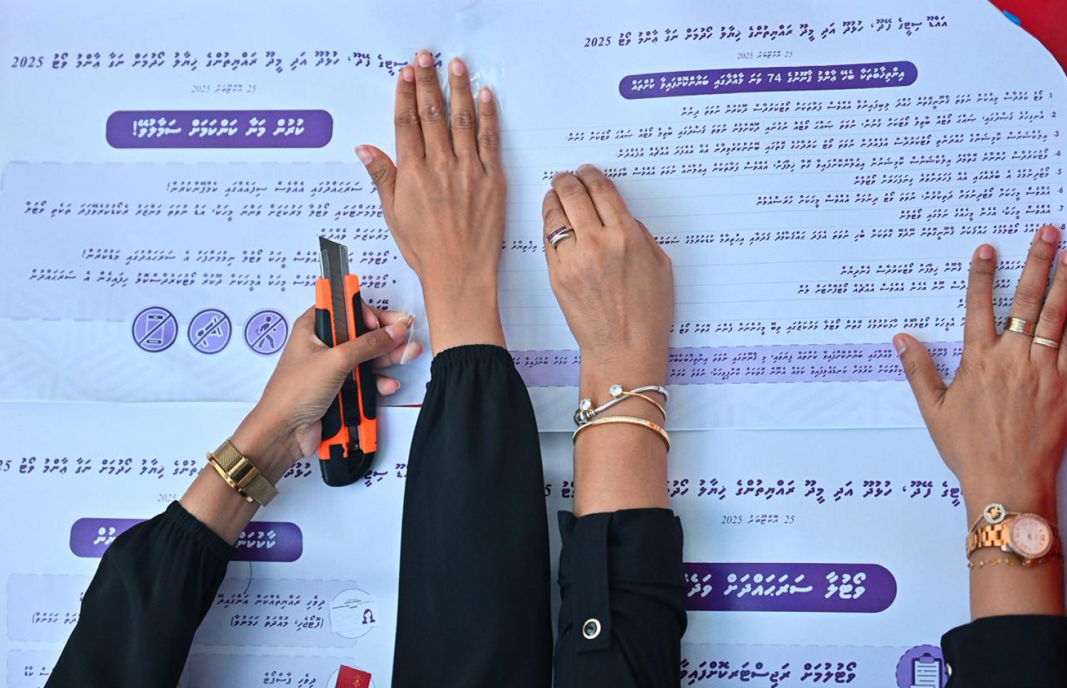 އައްޑޫގެ ތިން ރަށެއްގެ ރައްޔިތުންގެ މެދުގައި ބާއްވާ ފެންނަ ނުފެންނަ ވޯޓުލުމުގައި އިލެކްޝަންސް ކޮމިޝަނުން އަމަލުކުރާ ގައިޑްލައިން ފާރުގައި ހަރުކުރަން އީސީގެ އޮފިޝަލުން މަސައްކަތް ކުރަނީ --- މިހާރު ފޮޓޯ/ނިޝާން އަލީ