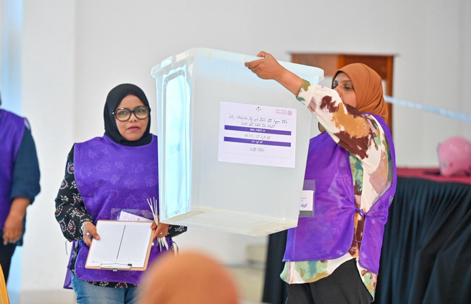 ފޭދޫ ސްކޫލްގައި ހުރި ވޯޓުލާ މަރުކަޒުގައި ވޯޓުލާން ފެށުމުގެ ކުރިން އިލެކްޝަންސް ކޮމިޝަންގެ އޮފިޝަލުން ވޯޓް ފޮށި ދައްކާލަނީ --- މިހާރު ފޮޓޯ/ނިޝާން އަލީ