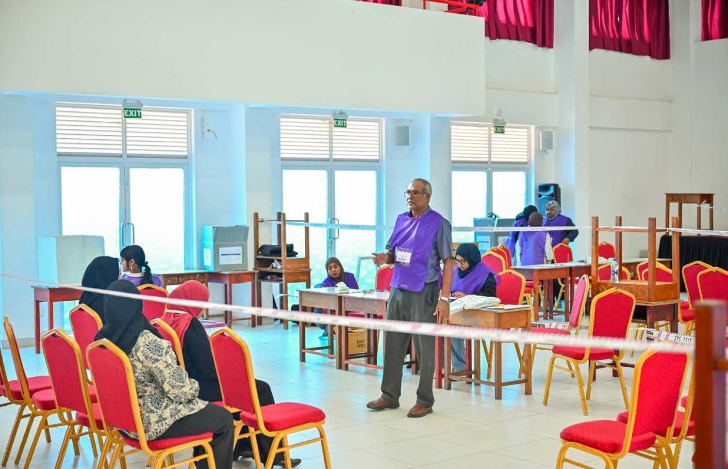 ފޭދޫ ސްކޫލްގައި ގާއިމް ކޮށްފައިވާ ވޯޓުލާ މަރުކަޒުގައި އިލެކްޝަންސް ކޮމިޝަންގެ އޮފިޝަލުން ހަރަކާތްތެރިވަނީ --- މިހާރު ފޮޓޯ/ނިޝާން އަލީ