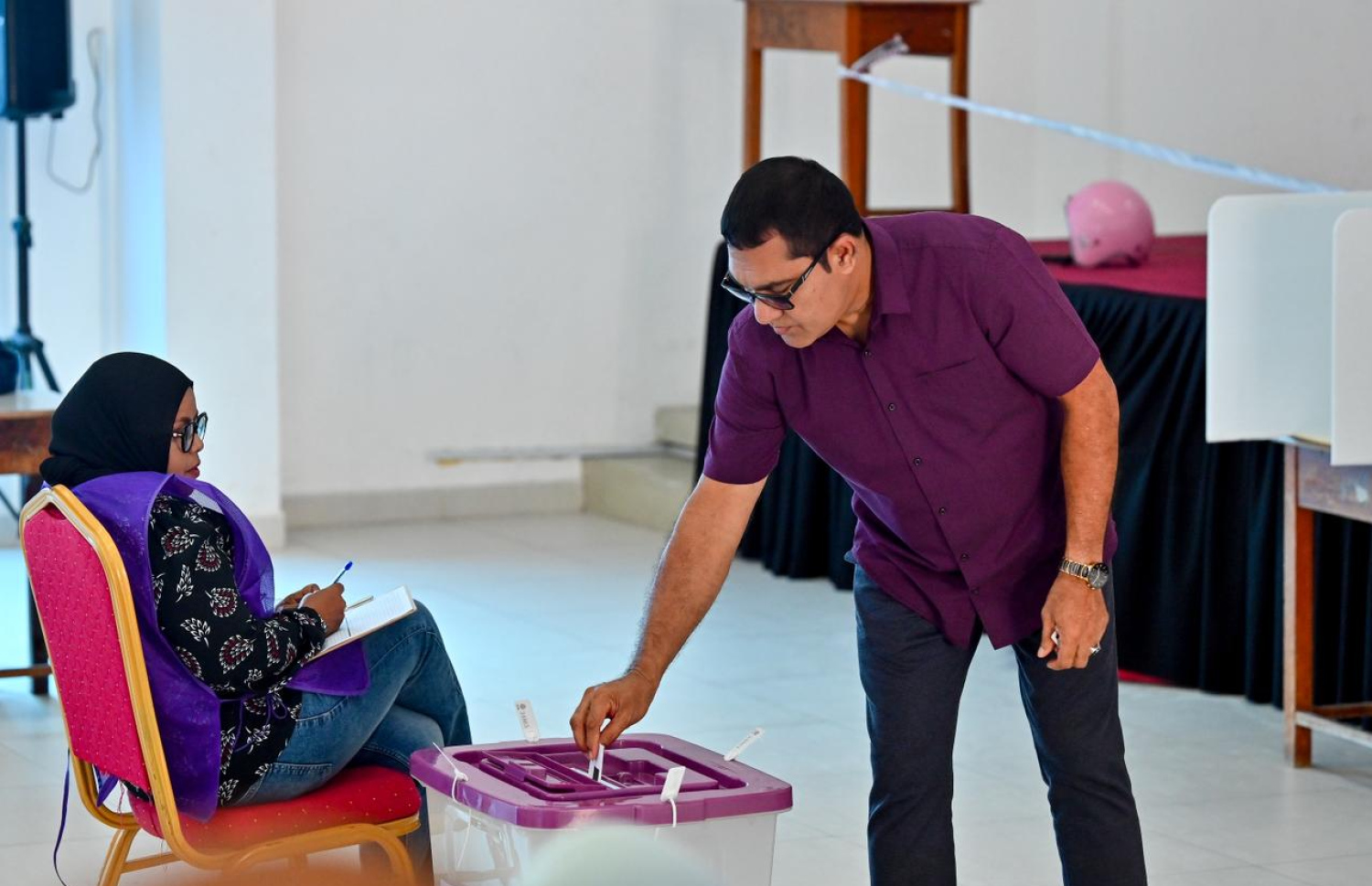 ފޭދޫ ސްކޫލްގައި ބަހައްޓާފައިވާ ވޯޓު ފޮއްޓަށް ފޭދޫ ދެކުނު ދާއިރާގެ މެންބަރު އިބްރާހިިމް ދީދީ (އައިބީ) ވޯޓް ލައްވަނީ --- މިހާރު ފޮޓޯ/ނިޝާން އަލީ