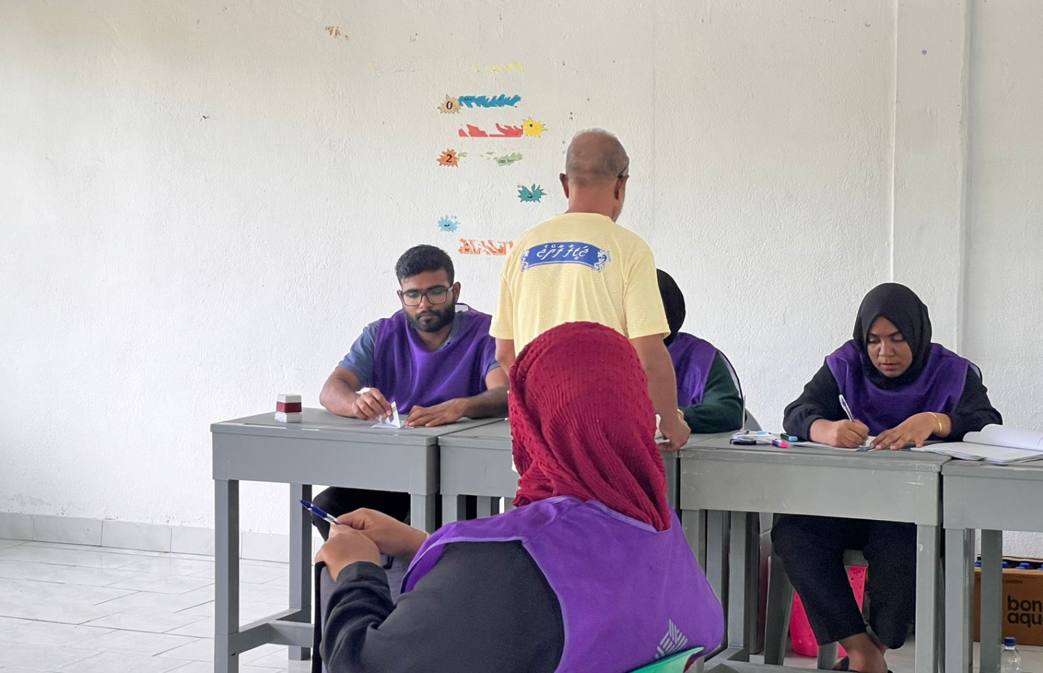 ހުޅުދޫގައި ބަހައްޓާފައިވާ ފޮއްޓަށް ވޯޓުލާން މީހަކު ނަން ޗެކް ކުރަނީ.