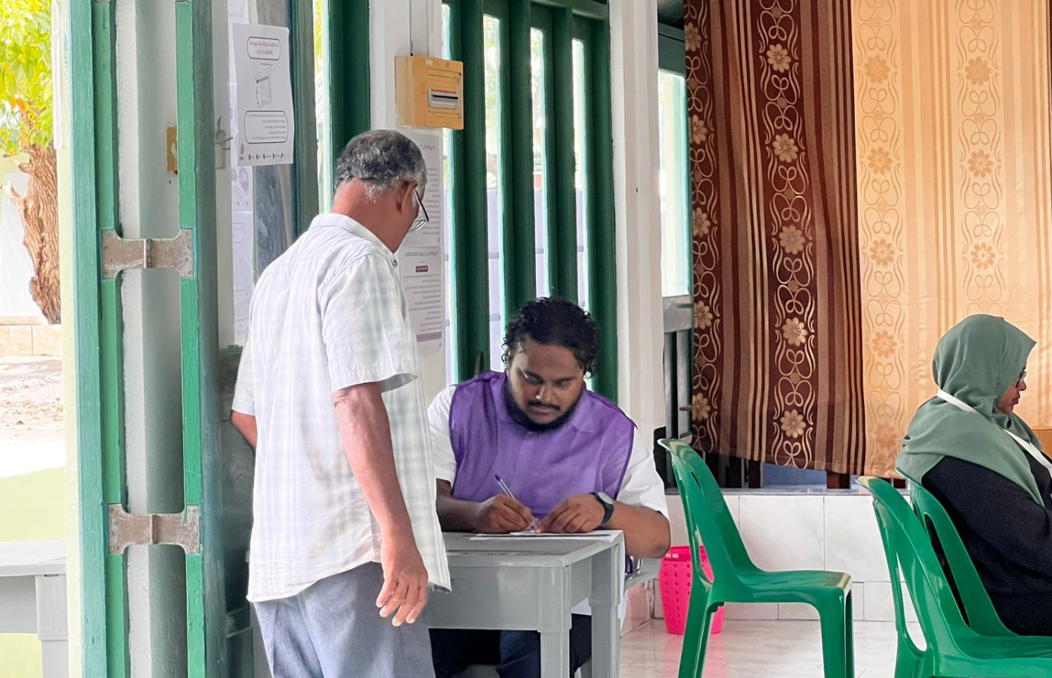 އައްޑޫގެ ތިން ރަށެއްގައި މިއަދު ބާއްވާ ފެންނަ ނުފެންނަ ވޯޓުގައި ވޯޓުލާން ދިޔަ މީހަކު ވޯޓުލާ މަރުކަޒަށް ވަންނަނީ --- މިހާރު ފޮޓޯ/ނިޝާން އަލީ