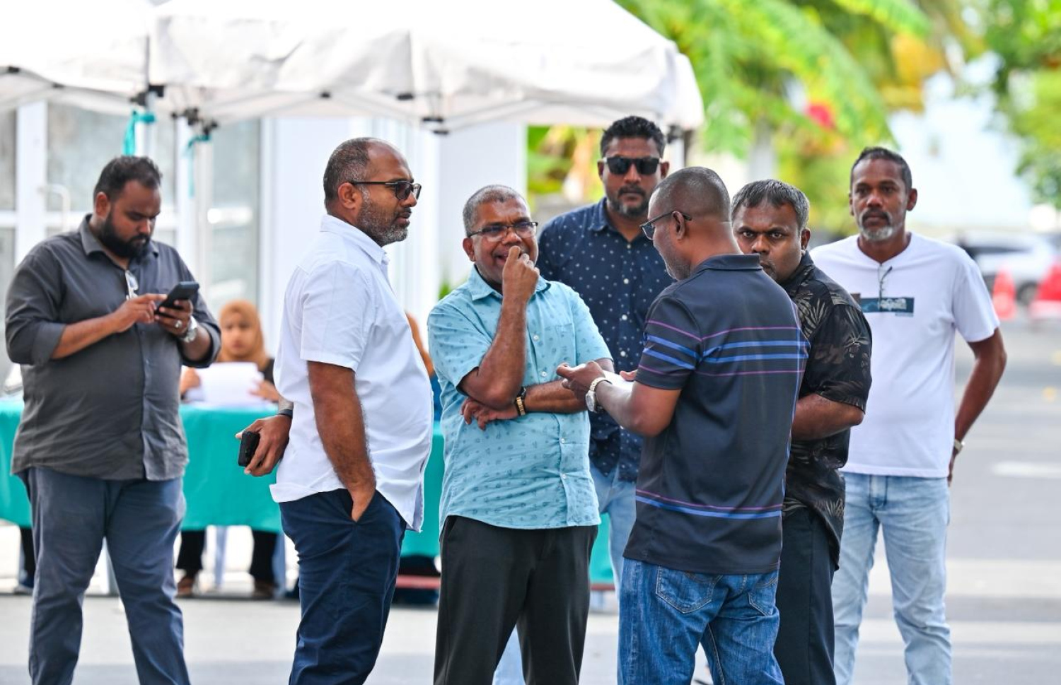 ފޭދޫ ސްކޫލްގައި ގާއިމް ކޮށްފައިވާ ވޯޓުލާ މަރުކަޒުގެ ސަރަހައްދުގައި މިނިސްޓަރު އަލީ އިހުސާން ވާހަކަ ދައްކަވަނީ --- މިހާރު ފޮޓޯ/ނިޝާން އަލީ