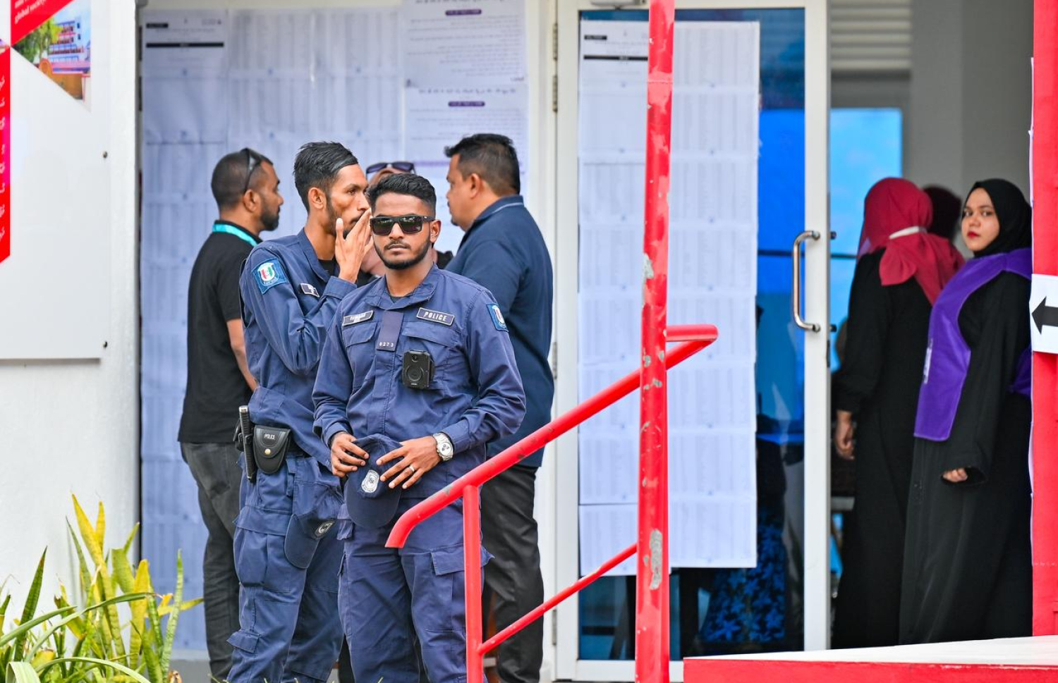 ފޭދޫ ސްކޫލްގައި ގާއިމް ކޮށްފައިވާ ވޯޓުލާ މަރުކަޒު ސަރަހައްދުގައި ފުލުހުން ހަރަކާތްތެރިވަނީ --- މިހާރު ފޮޓޯ/ނިޝާން އަލީ