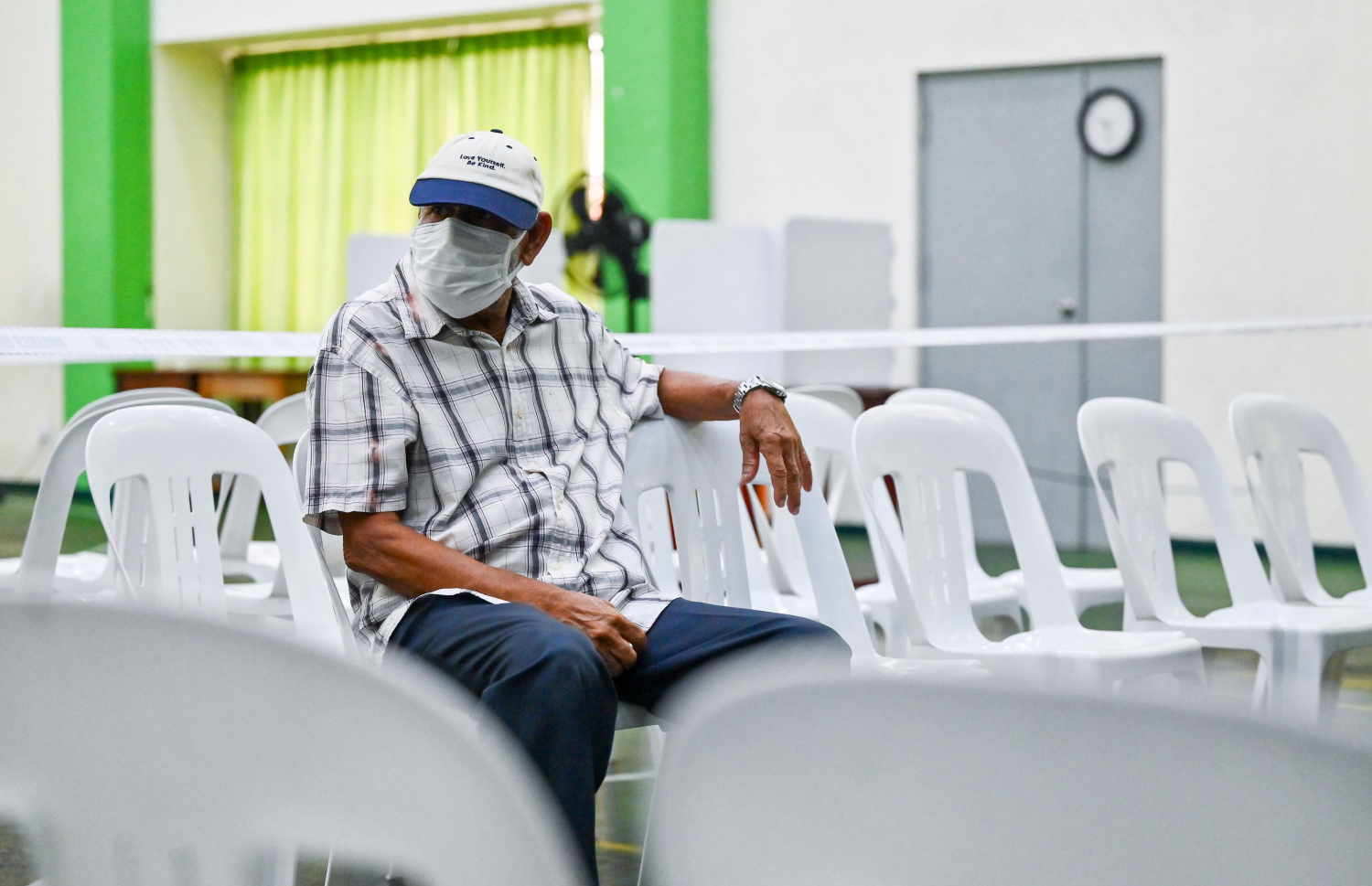 ފޭދު އާއި ހުޅުދޫ އަދި މީދޫގެ ރައްޔިތުންގެ ތެރެއިން މާލޭގައި ދިރިއުޅޭ މީހުންނަށް ކަލާފާނު ސްކޫލްގައި ބަހައްޓާފައިވާ ފޮށްޓަކަށް ވޯޓުލާން ދިޔަ މީހަކު އިށީނދެގެން --- މިހާރު ފޮޓޯ/ފަޔާޒު މޫސާ