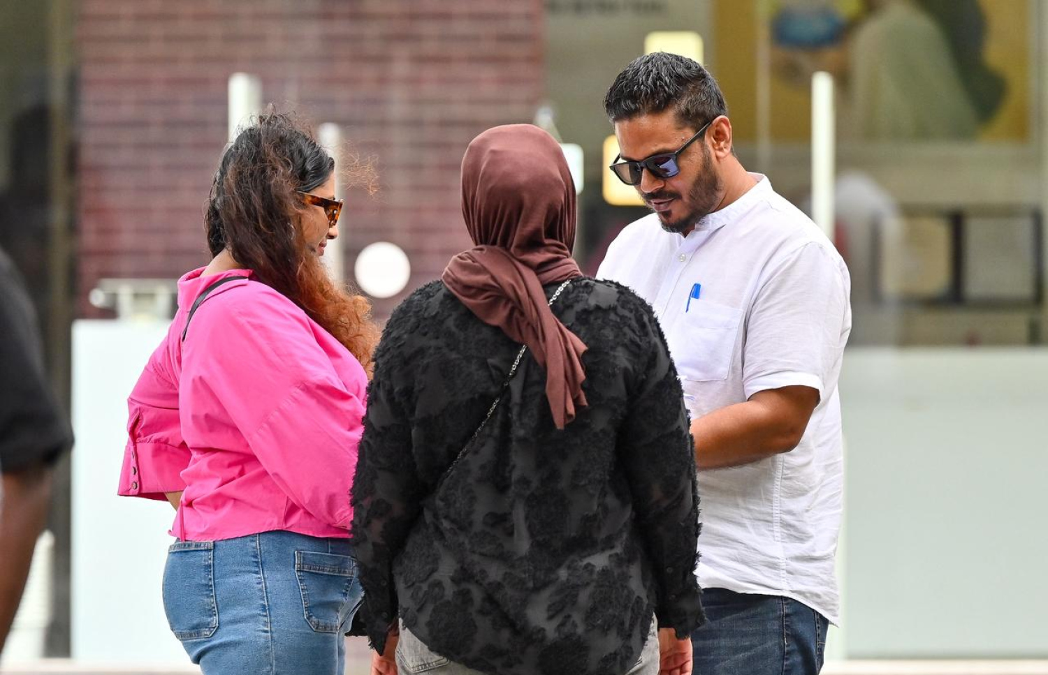 މާލޭގައި ދިރިއުޅޭ އައްޑޫ ފޭދޫ އާއި ހުޅުދޫ އަދި މީދޫގެ ރައްޔިތުން ވޯޓުލާން ކަލާފާނު ސްކޫލްގައި ބަހައްޓާފައިވާ ވޯޓުފޮށިތަކަށް ވޯޓުލާން ދިޔަ ބަޔަކު ނަން ޗެކްކުރަނީ --- މިހާރު ފޮޓޯ/ފަޔާޒު މޫސާ