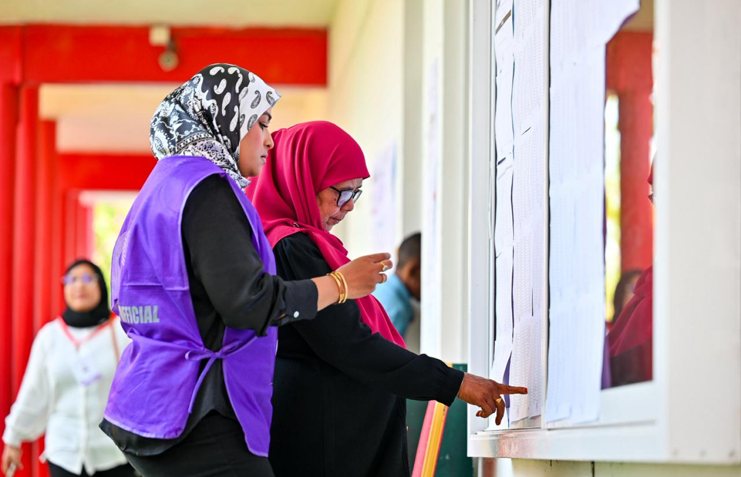 ފޭދޫ ސްކޫލްގައި ބަހައްޓާފައިވާ ފޮއްޓަށް ވޯޓުލާން ދިޔަ މީހަކު ނަން ޗެކްކުރަނީ --- މިހާރު ފޮޓޯ/ނިޝާން އަލީ