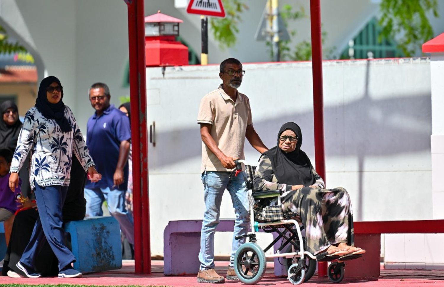 ފޭދޫގައި ބަހައްޓާފައިވާ ފޮއްޓަށް ވޯޓުލާން އެ ރަށުގެ އުމުރުން ދުވަސްވީ މީހަކު ފުރޮޅުލީ ގޮނޑިއެއްގައި ގެންދަނީ --- މިހާރު ފޮޓޯ/ނިޝާން އަލީ