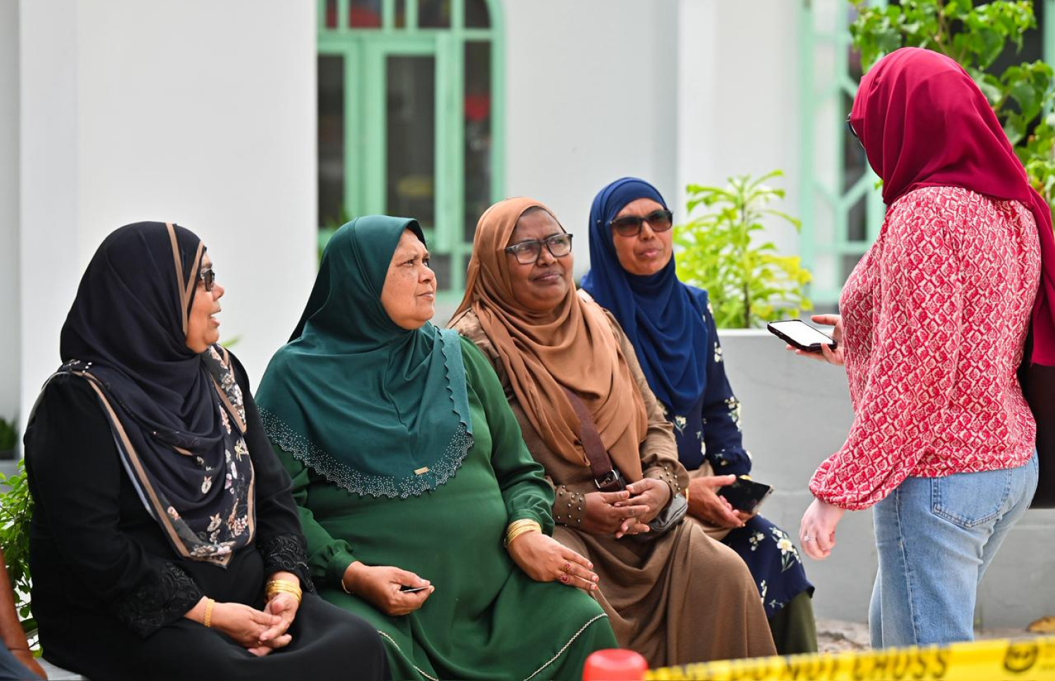 ފޭދޫގައި ވަކި ކައުންސިލެއް އުފެއްދުމާ ގުޅޭ ވޯޓަށް ފަހު ބަޔަކު ފޭދޫ ސްކޫލު ބޭރުގައި މަޑުކޮށްލައިގެން. -- ފޮޓޯ: ނިޝާން އަލީ | މިހާރު