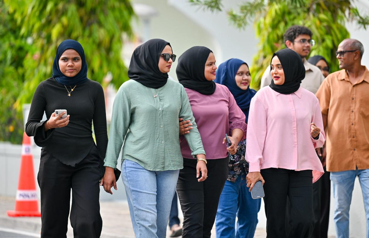 ފޭދޫގައި ޒުވާނުންތަކެއް ވޯޓުލާން ދަނީ.-- ފޮޓޯ: ނިޝާން އަލީ | މިހާރު