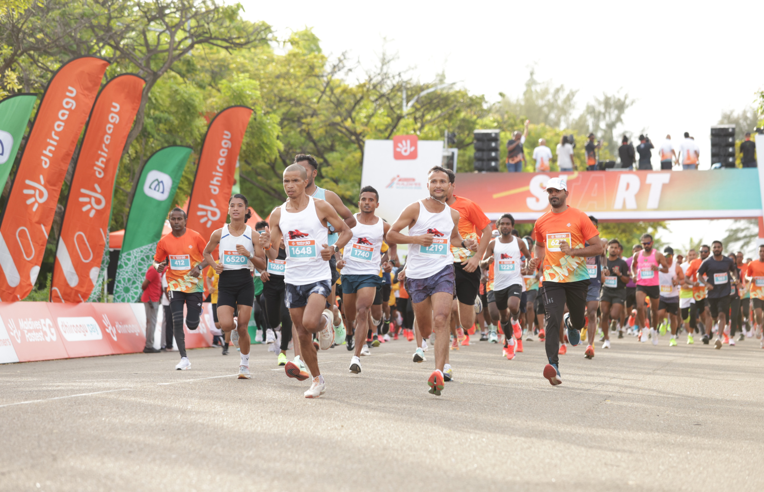 ރާއްޖޭގައި ބާއްވާ ދުވުމުގެ އެންމެ ބޮޑު ރޭސް، ދިރާގު މޯލްޑިވްސް ރޯޑް ރޭހުގެ ބައިވެރިން ދުވަނީ.--- ފޮޓޯ: ދިރާގު