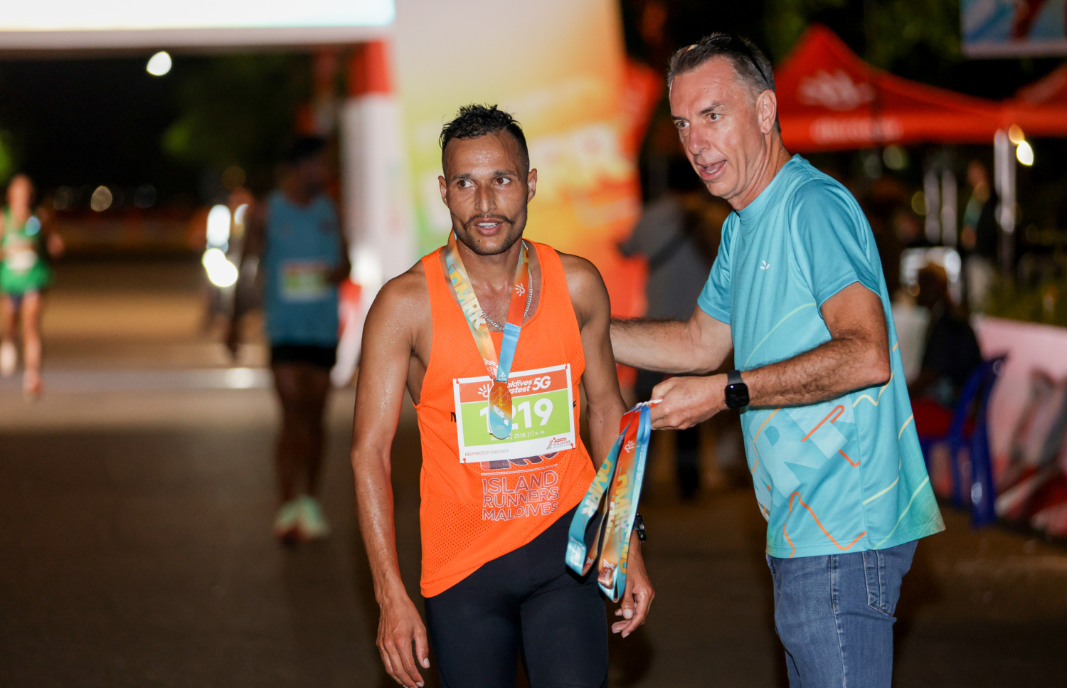 ރާއްޖޭގައި ބާއްވާ ދުވުމުގެ އެންމެ ބޮޑު ރޭސް، ދިރާގު މޯލްޑިވްސް ރޯޑް ރޭސްގެ މި އަހަރުގެ 10 ކިލޯމީޓަރުގެ ރޭހުގެ ދުވުންތެރިއަކު ރޭސް ނިންމުމުން މެޑަލް ހަވާލުކުރަނީ.--- ފޮޓޯ: ދިރާގު