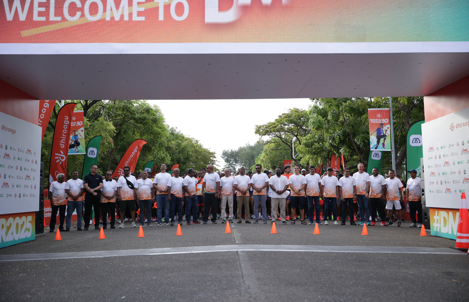 ރާއްޖޭގައި ބާއްވާ ދުވުމުގެ އެންމެ ބޮޑު ރޭސް، ދިރާގު މޯލްޑިވްސް ރޯޑް ރޭސްގެ މި އަހަރުގެ ހަރަކާތަށް ދުވުންތެރިން ރޭސް ފެށުމަށް ތައްޔާރުވެގެން.--- ފޮޓޯ: ދިރާގު