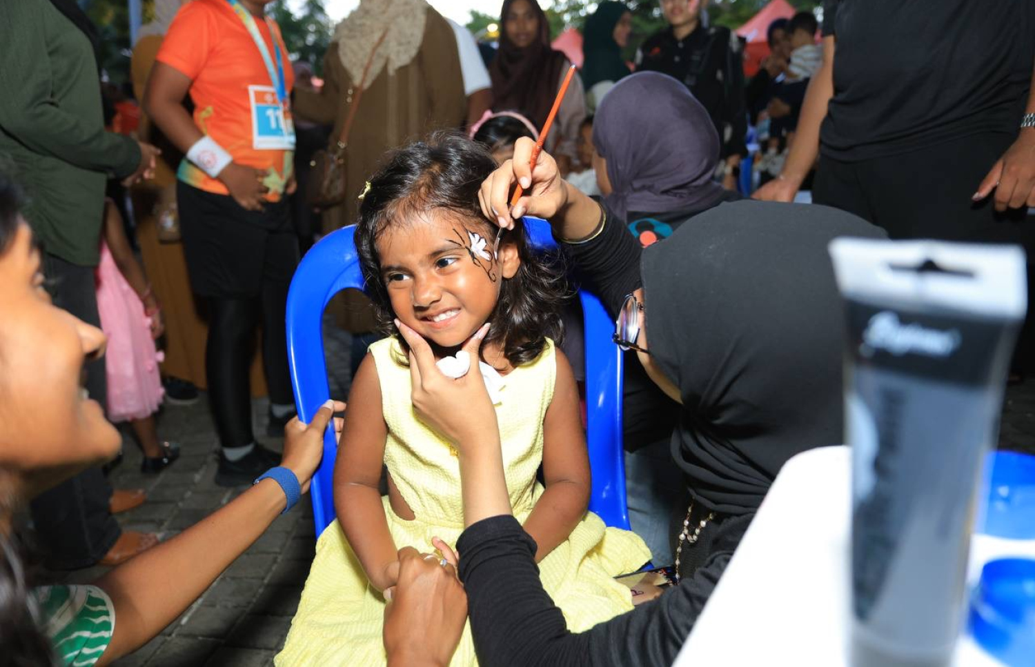 ރާއްޖޭގައި ބާއްވާ ދުވުމުގެ އެންމެ ބޮޑު ރޭސް، ދިރާގު މޯލްޑިވްސް ރޯޑް ރޭސް ބޭއްވި ވަގުތު ހުޅުމާލޭގެ ސެންޓްރަލް ޕާކް ސަރަހައްދުގައި ކުރިއަށް ގެންދިޔަ ހަރަކާތުގައި ކުޑަކުއްޖެއްގެ މޫނުގައި ޕެއިންޓް ކުރަނީ.--- ފޮޓޯ: ދިރާގު