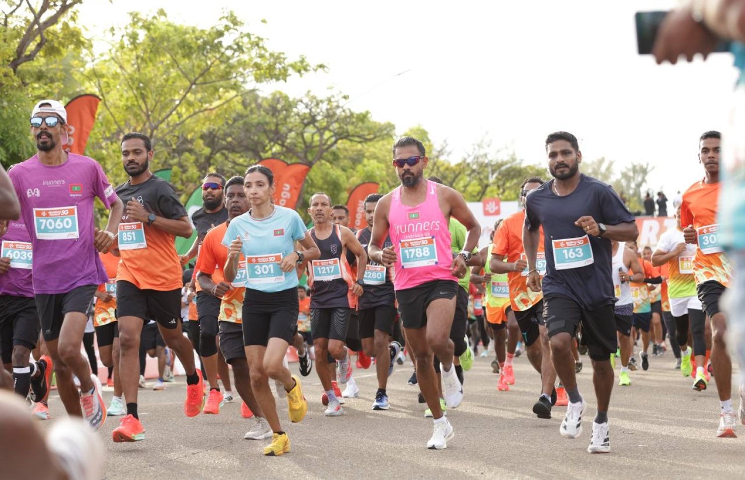 ރާއްޖޭގައި ބާއްވާ ދުވުމުގެ އެންމެ ބޮޑު ރޭސް، ދިރާގު މޯލްޑިވްސް ރޯޑް ރޭހުގެ ބައިވެރިން ދުވަނީ.--- ފޮޓޯ: ދިރާގު