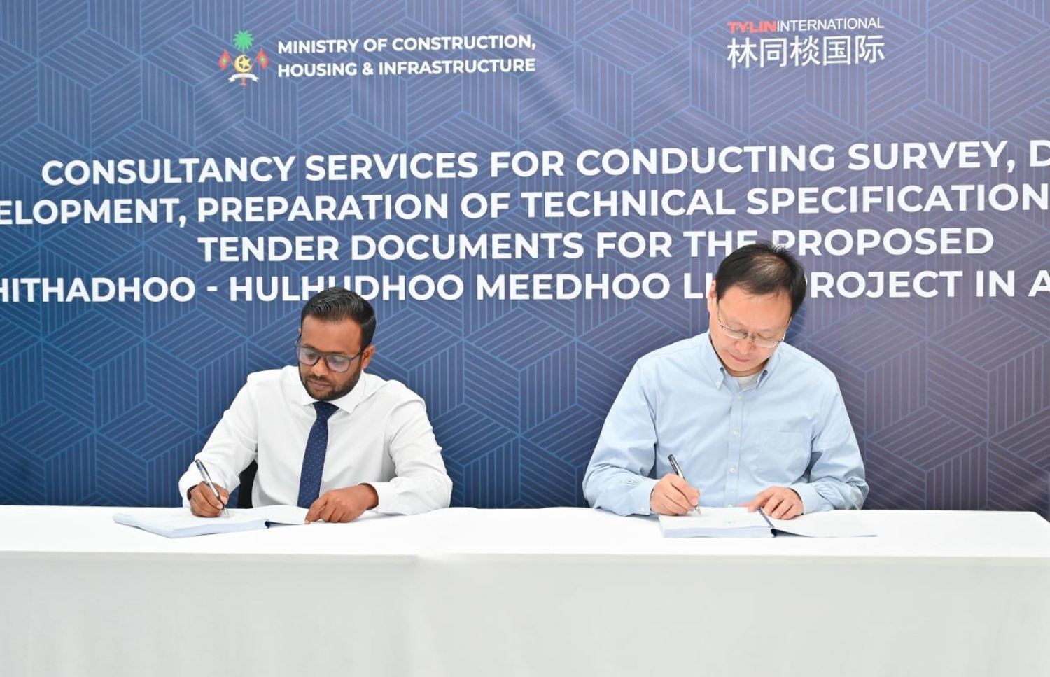 އައްޑޫގެ ބްރިޖުގެ ކޮންސަލްޓަންސީ މަސައްކަތުގެ އެއްބަސްވުމުގައި ޗައިނާގެ ޓީވައި ލިން އިންޓަނޭޝަލް އިންޖިނިއަރިން ކޮންސަލްޓިންއާ އެކު ދިވެހި ސަރުކާރުގެ ފަރާތުން ކޮންސްޓްރަކްޝަން މިނިސްޓަރު މުއްތަލިބު މިއަދު ސޮއިކުރައްވަނީ.---ފޮޓޯ: ފަޔާޒު މޫސާ| މިހާރު