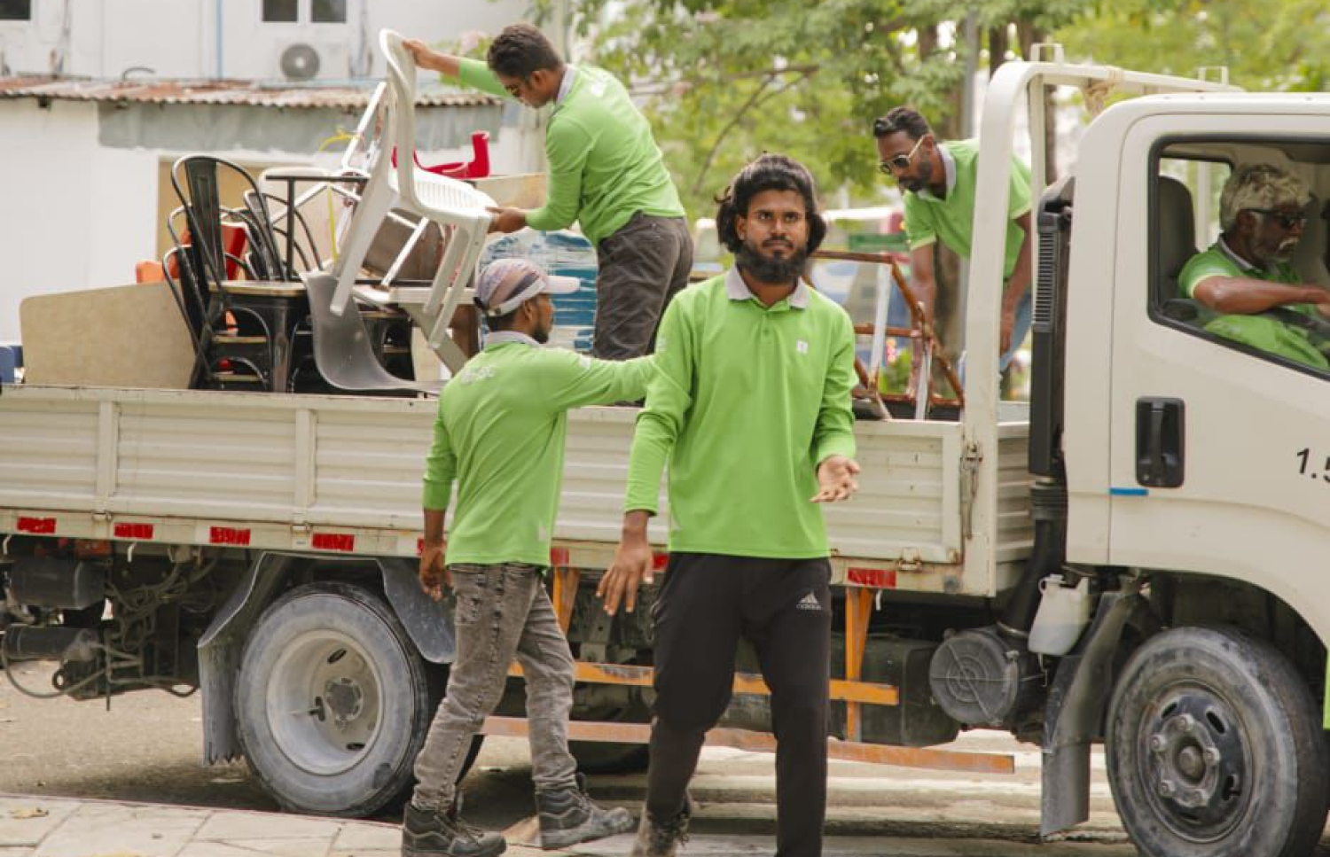 އެޗްޑީސީން، ހުޅުމާލެ ދުވާރުމަތީ ބަހައްޓާފައި ހުރި މޭޒާއި ގޮނޑިތައް ނަގަނީ.-- ފޮޓޯ: އެޗްޑީސީ