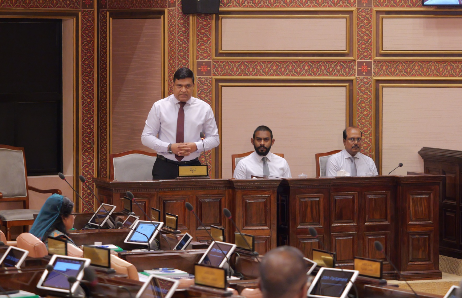 ޓްރާންސްޕޯޓް މިނިސްޓަރު މުހައްމަދު އަމީން، ރައްޔިތުންގެ މަޖިލީހުގެ މިއަދުގެ ޖަލްސާގައި މެންބަރުންގެ ސުވާލުތަކަށް ޖަވާބުދެއްވަނީ. ފޮޓޯ: މަޖިލީހުގެ އިދާރާ