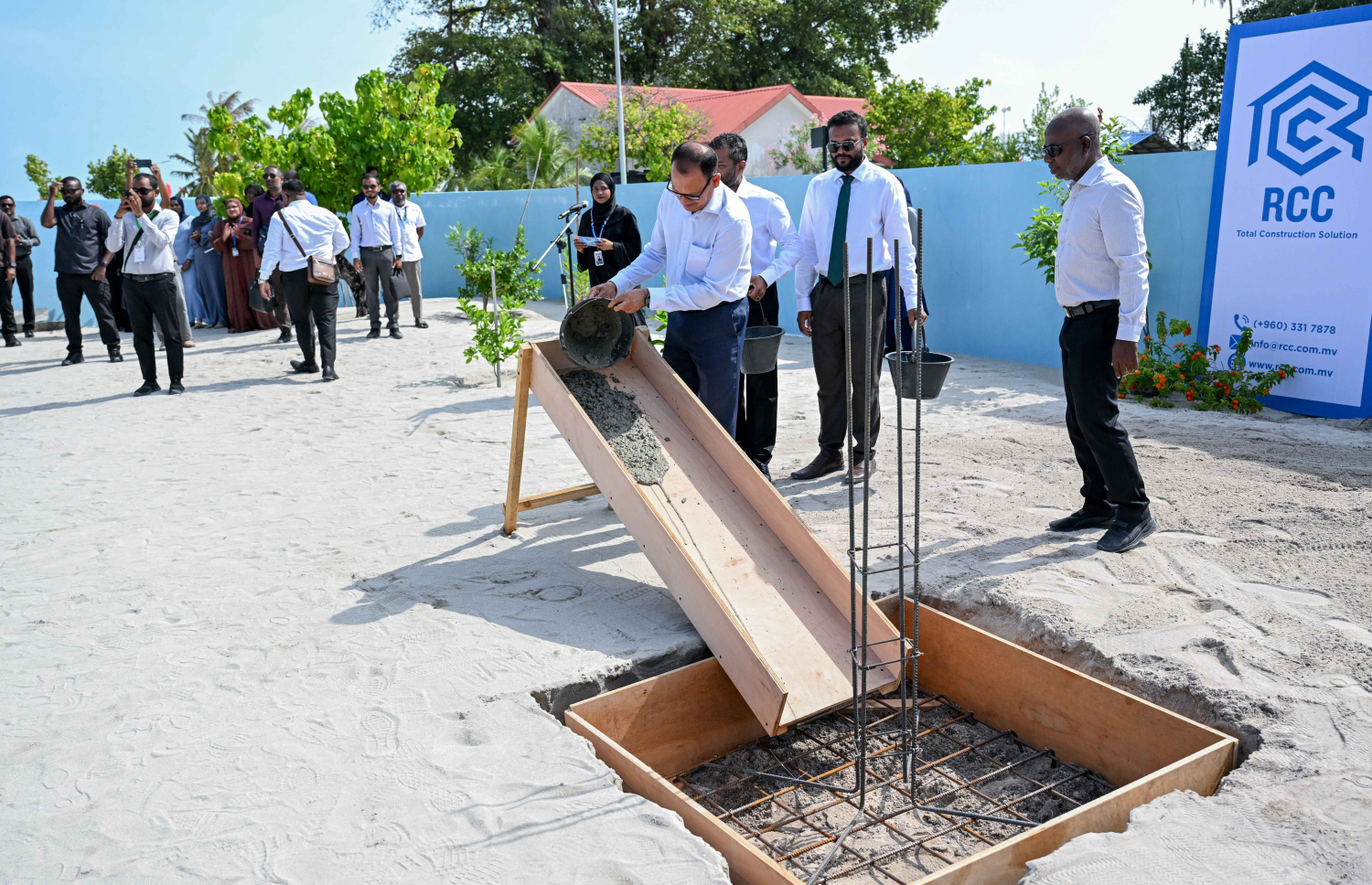 ރައީސް ޑރ. މުހައްމަދު މުއިއްޒު ޅ. އޮޅުވެލިފުއްޓަށް ވަޑައިގެން ދަތުރުފުޅުގައި އެ ރަށުގައި ކައުންސިލް އިމާރާތެއް އެޅުމަށް