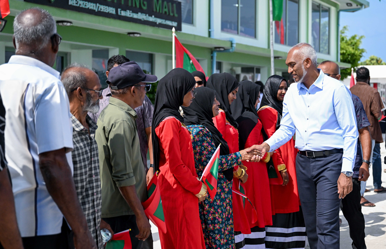 ރައީސް މުއިއްޒު މިއަދު ހިންނަވަރަށް ވަޑައިގަތުމުން އެ ރަށުން މަރުހަބާ ދަންނަވަނީ.---ފޮޓޯ: ރައީސް އޮފީސް
