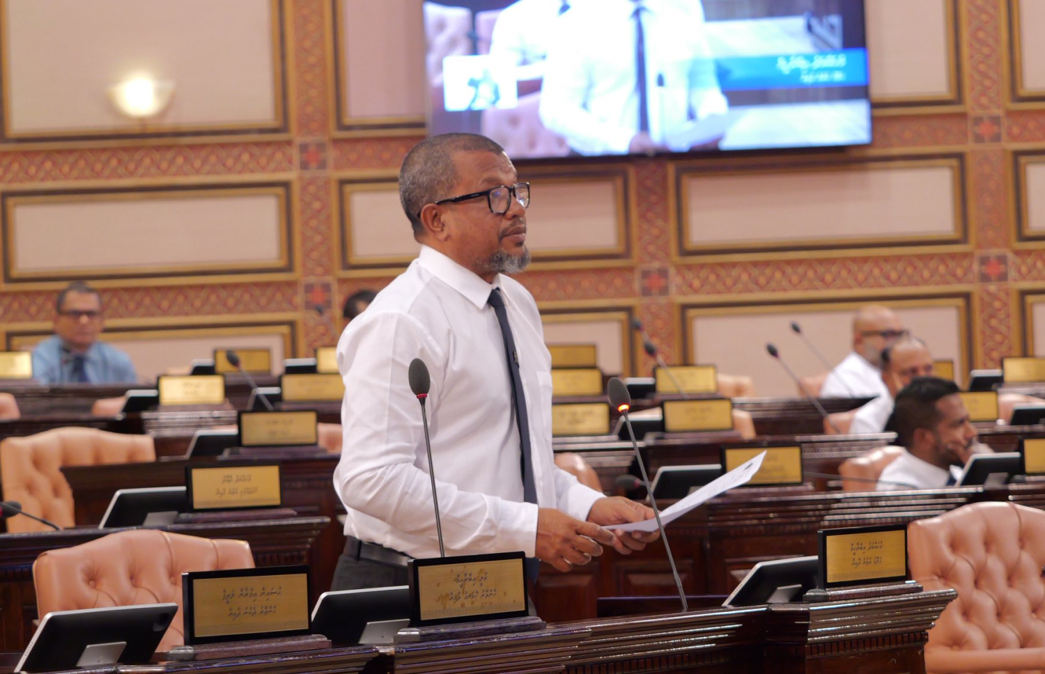 ރައްޔިތުންގެ މަޖިލިހުގެ މިއަދުގެ ޖަލްސާގައި މެމްބަރު ކުޑޫ، މިނިސްޓަރު ސައީދުއާ ސުވާލު ކުރައްވަނީ.---ފޮޓޯ: މަޖިލިސް