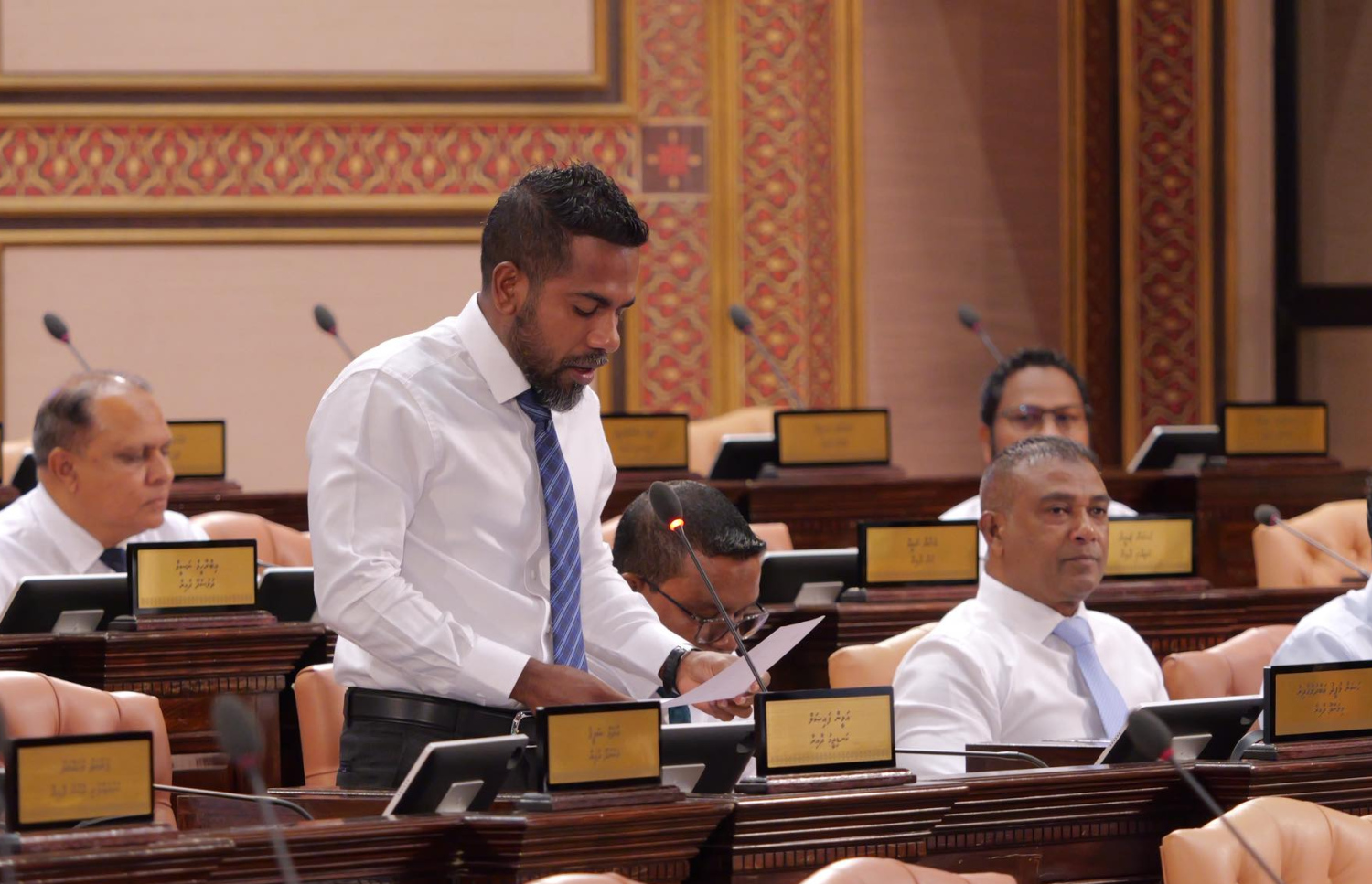 ރައްޔިތުންގެ މަޖިލިހުގެ މިއަދުގެ ޖަލްސާގައި މެމްބަރު އަމީން، މިނިސްޓަރު ސައީދުއާ ސުވާލު ކުރައްވަނީ.---ފޮޓޯ: މަޖިލިސް