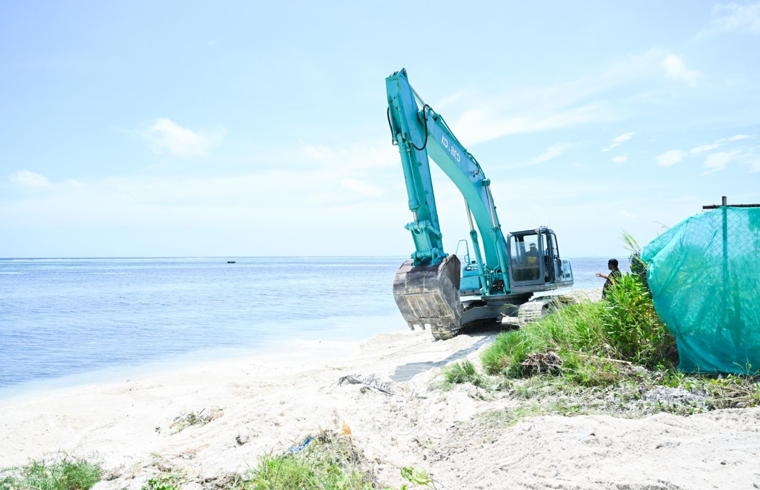ކ. ދިއްފުށީ ބިން ހިއްކަން ފެށުމަށް ގެންގޮސްފައި އޮތް އެކްސްކަވޭޓަރެއް. -- ފޮޓޯ: ރައީސް އޮފީސް