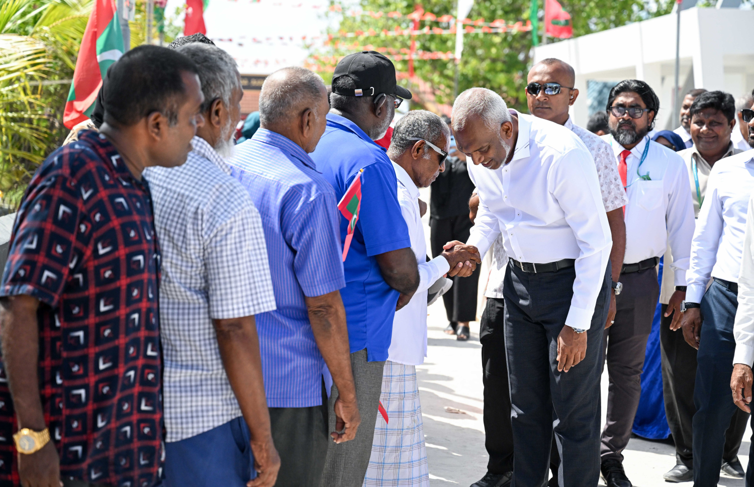 ރައީސް ޑރ. މުހައްމަދު މުއިއްޒު ކ. ތުލުސްދޫއަށް ވަޑައިގަތުމުން ރައްޔިތުން ނިކުމެ އެމަނިކުފާނާ ސަލާމް ކުރައްވަނީ.