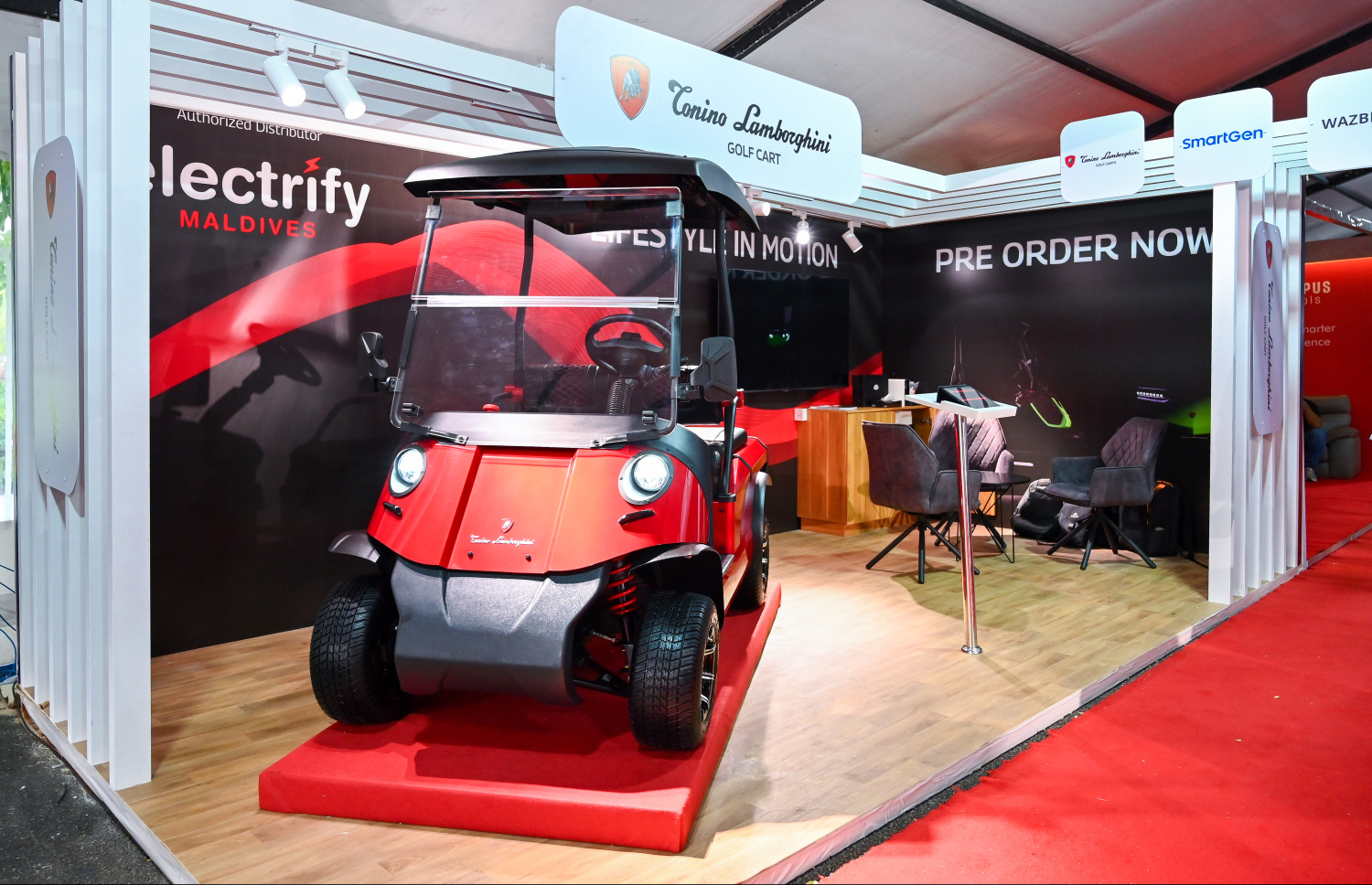 ޓޮނީނޯ ލެމްބޯގިނި އިލޮކްޓްރޯނިކް ގޮލްފް ކާޓްތައް ރާއްޖެއަށް ރަސްމީކޮށް ތައާރަފް ކުރުމަށްފަހު ޓެކްއިންޖް އެގްޒިބިޝަންގައި ދައްކާލަން ބަހައްޓާފައި --- މިހާރު ފޮޓޯ/ފަޔާޒް މޫސާ