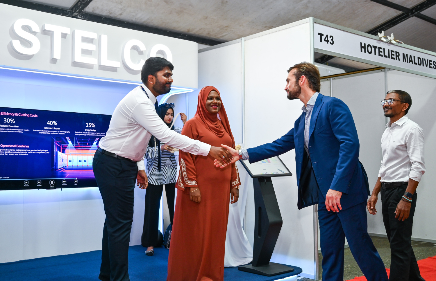 ފެރޫޝިއޯ ލެމްބޯގިނީ ޓެކްއިންޖް އެގްޒިބިޝަންގައި ހުރި ސްޓެލްކޯގެ ސްޓޯލްގައި ތިބި ބައެއް ބޭފުޅުންނާ ސަލާން ކުރައްވަނީ --- މިހާރު ފޮޓޯ/ފަޔާޒު މޫސާ