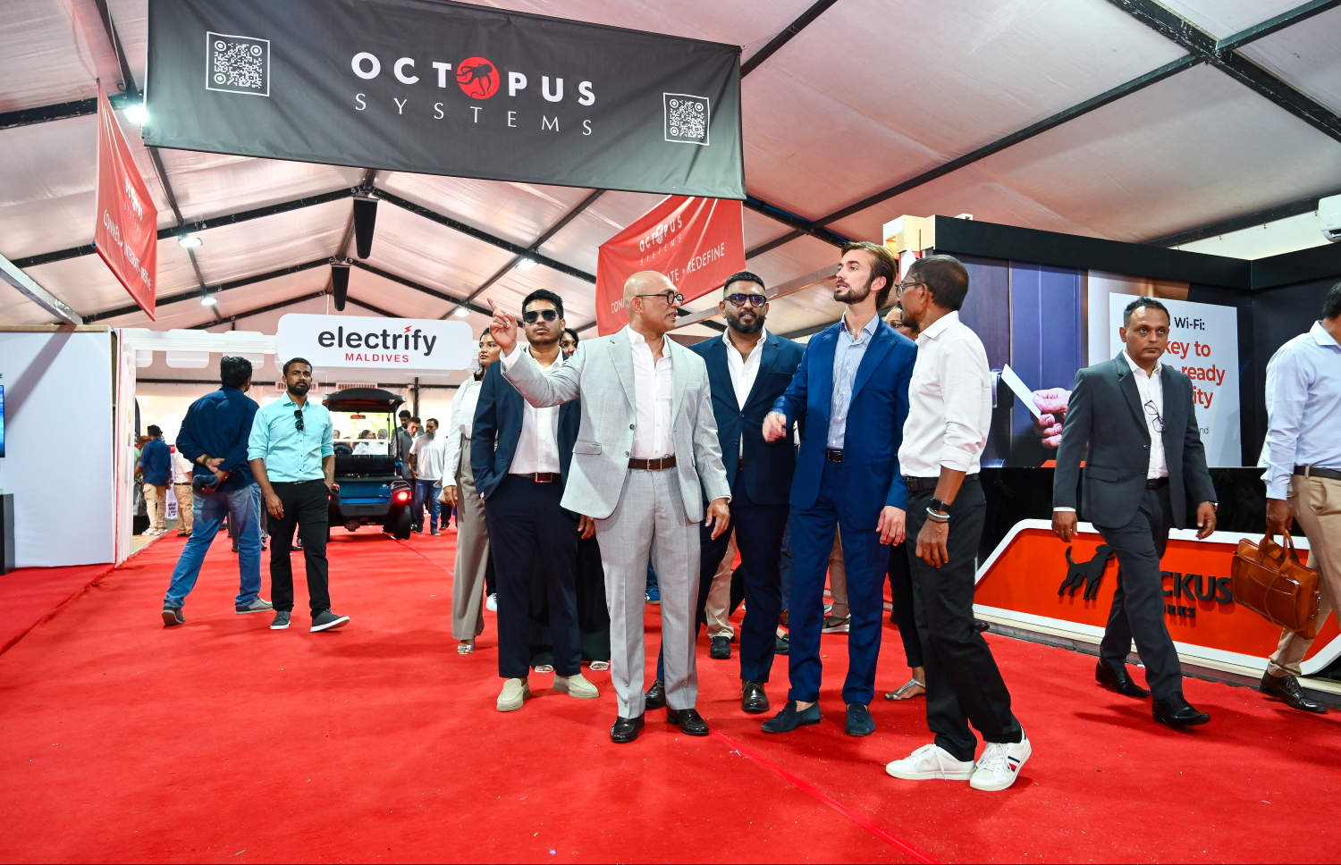 ޓެކްއިންޖް އެގްޒިބިޝަންގައި ހުރި ބައެއް ސްޓޯލްތައް ފެރޫޝިއޯ ލެމްބޯގިނީ ޒިޔާރަތް ކުރައްވަނީ --- މިހާރު ފޮޓޯ/ފަޔާޒު މޫސާ