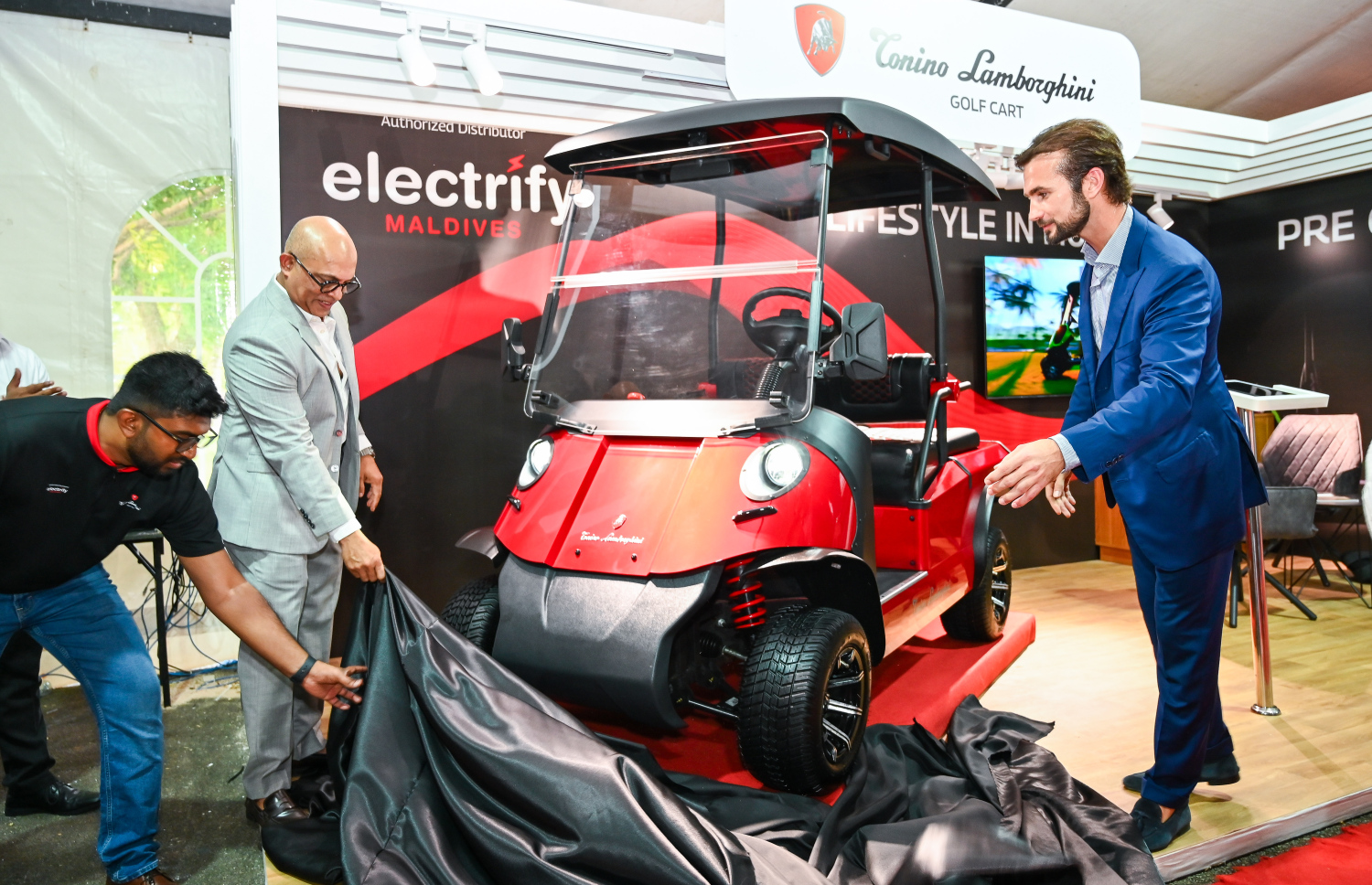 ޓޮނީނޯ ލެމްބޯގިނި އިލޮކްޓްރޯނިކް ގޮލްފް ކާޓްތައް ރާއްޖެއަށް ރަސްމީކޮށް ތައާރަފްކުރަނީ --- މިހާރު ފޮޓޯ/ފަޔާޒް މޫސާ