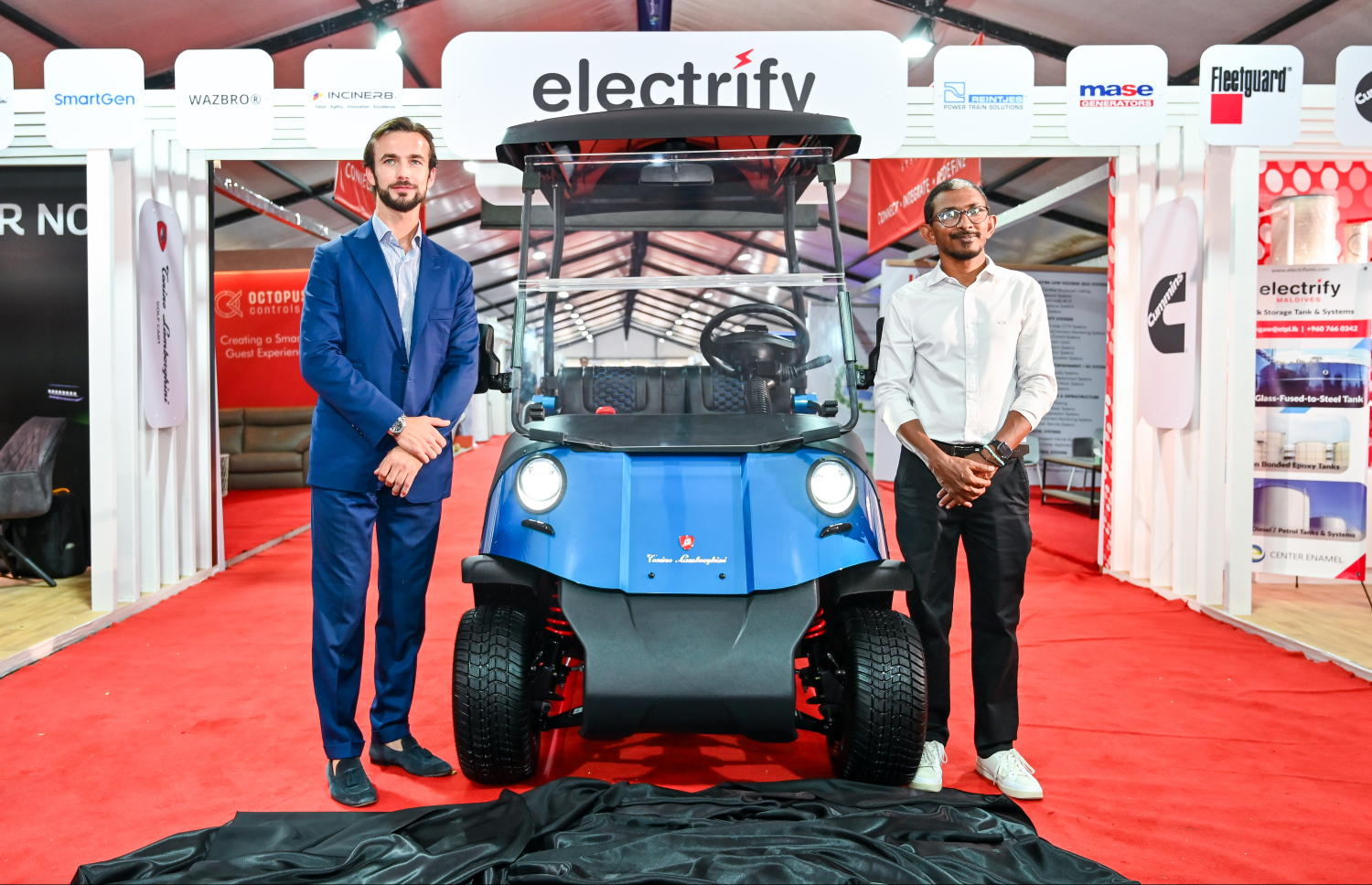 ޓޮނީނޯ ލެމްބޯގިނި އިލޮކްޓްރޯނިކް ގޮލްފް ކާޓްތައް ރާއްޖެއަށް ތައާރަފްކުރުމަށްފަހު ލެމްބޯގިނީގެ ވައިސް ޕްރެޒިޑެންޓް ފެރޫޝިއާ ލެމްބޯގިނީ ގޮލްފް ކާޓް ކައިރީގައި ފޮޓޯއަކަށް މަޑުކޮށްލައްވައިގެން --- މިހާރު ފޮޓޯ/ފަޔާޒު މޫސާ |