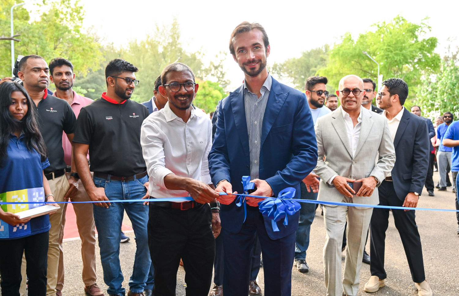 ވައިސް ޕްރެޒިޑެންޓް އޮފް ލެމްބޯގިނި، ފެރޫޝިއޯ ލެމްބޯގިނީ ޓެކްއިންޖް އެގްޒިބިޝަން ރަސްމީކޮށް ހުޅުވައިދެއްވަނީ --- މިހާރު ފޮޓޯ/ފަޔާޒު މޫސާ