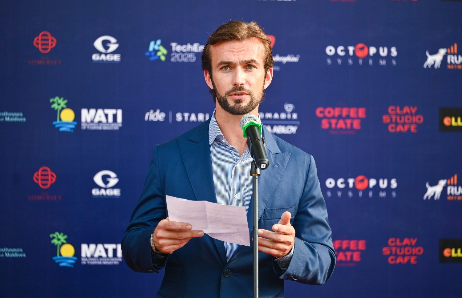 ވައިސް ޕްރެޒިޑެންޓް އޮފް ލެމްބޯގިނި، ފެރޫޝިއޯ ލެމްބޯގިނީ ޓެކްއިންޖް އެގްޒިބިޝަން ފެށުމުގެ ރަސްމިއްޔާތުގައި ވާހަކަ ދައްކަނީ --- މިހާރު ފޮޓޯ/ފަޔާޒު މޫސާ