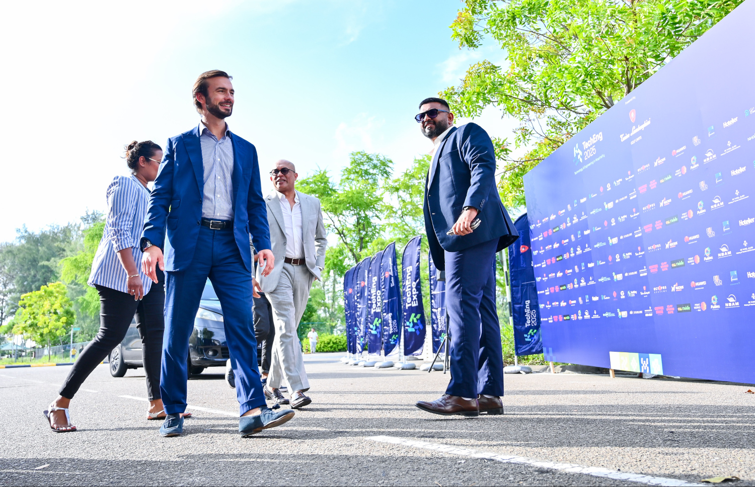 ޓެކްއިންޖް އެގްޒިބިޝަން ފެށުމަށް ބޭއްވި ރަސްމިއްޔާތުގައި ވައިސް ޕްރެޒިޑެންޓް އޮފް ލެމްބޯގިނި، ފެރޫޝިއޯ ލެމްބޯގިނީ ބައިވެރިވަނީ --- މިހާރު ފޮޓޯ/ފަޔާޒު މޫސާ