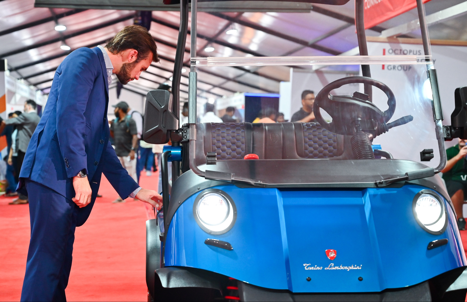 ޓޮނީނޯ ލެމްބޯގިނި އިލޮކްޓްރޯނިކް ގޮލްފް ކާޓްތައް ރާއްޖެއަށް ތައާރަފްކުރުމަށްފަހު ލެމްބޯގިނީގެ ވައިސް ޕްރެޒިޑެންޓް ފެރޫޝިއާ ލެމްބޯގިނީ ގޮލްފް ކާޓްތައް ބައްލަވާލައްވަނީ --- މިހާރު ފޮޓޯ/ފަޔާޒު މޫސާ